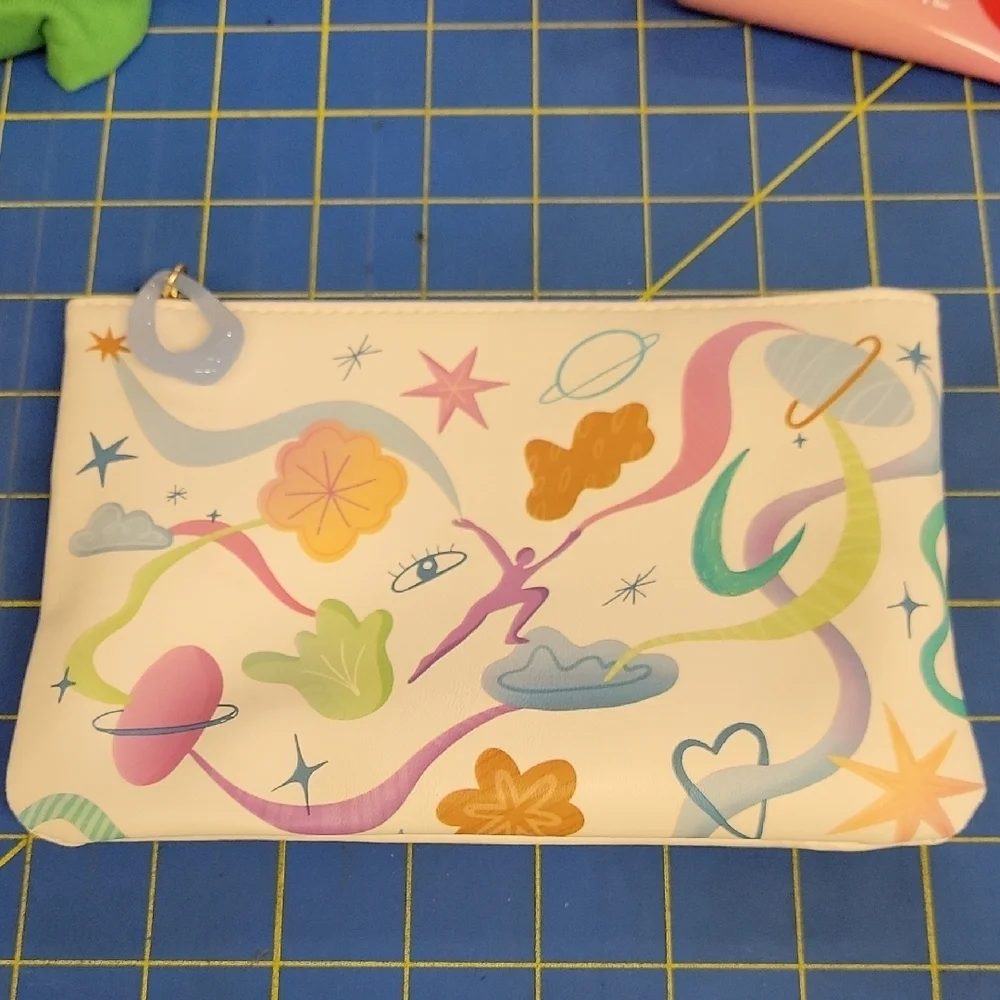 Stars Eyes Heart Space Cream Pastel Zipper Clousure 7